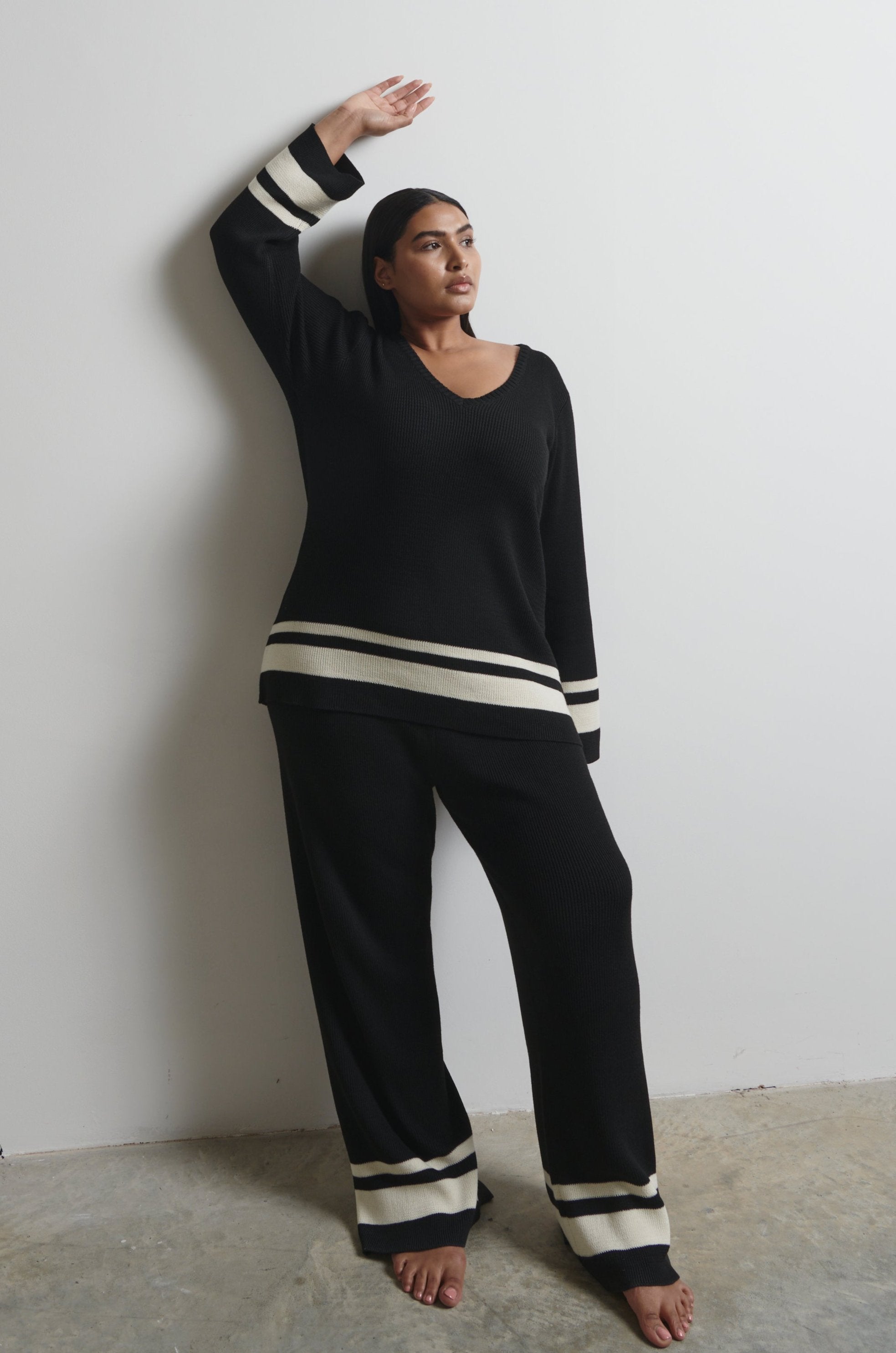 Cassie V Neck Contrast Knit Jumper Curve - Black and Cream