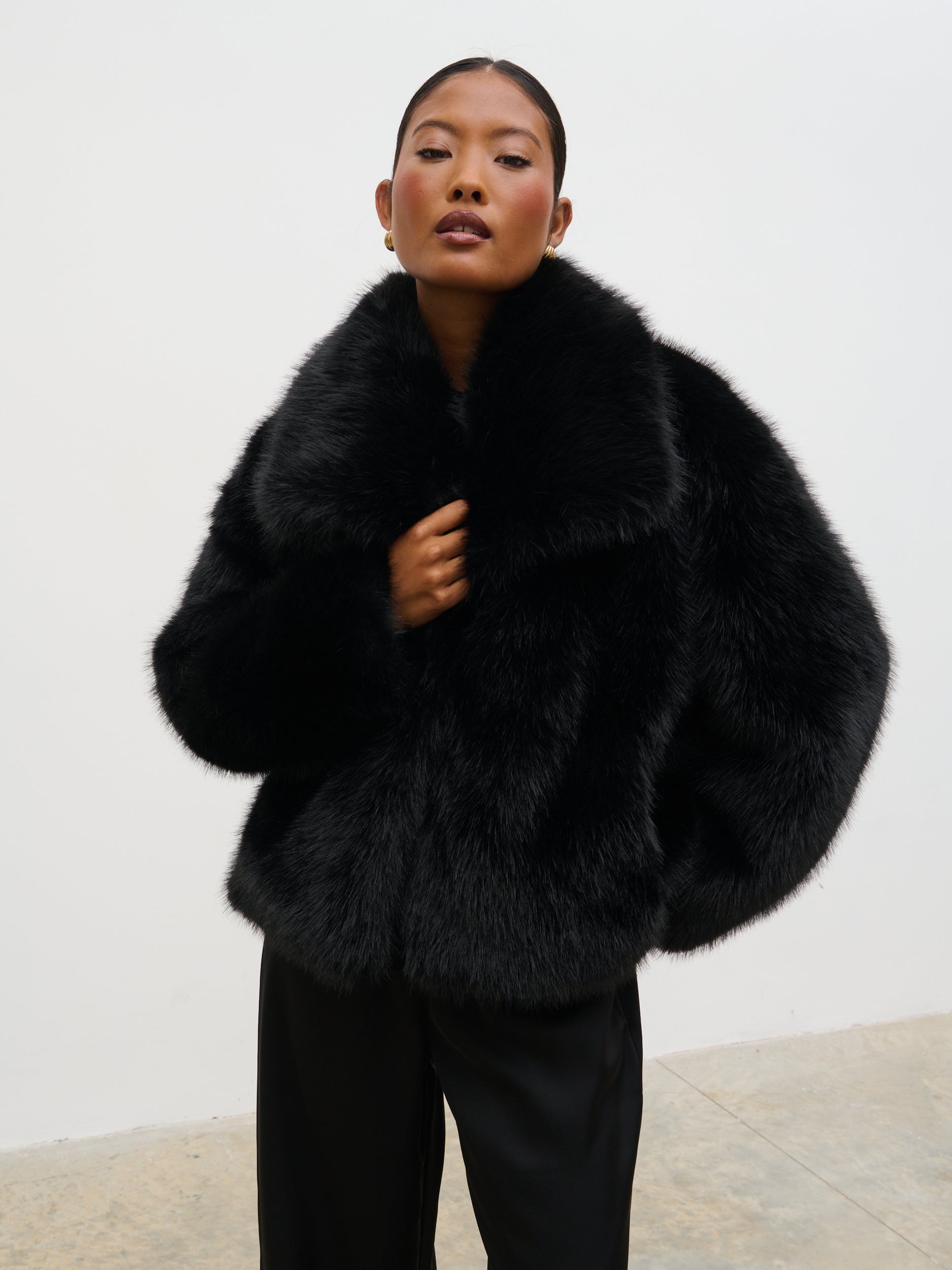 Ettalie Short Faux Fur Coat Black – Pretty Lavish