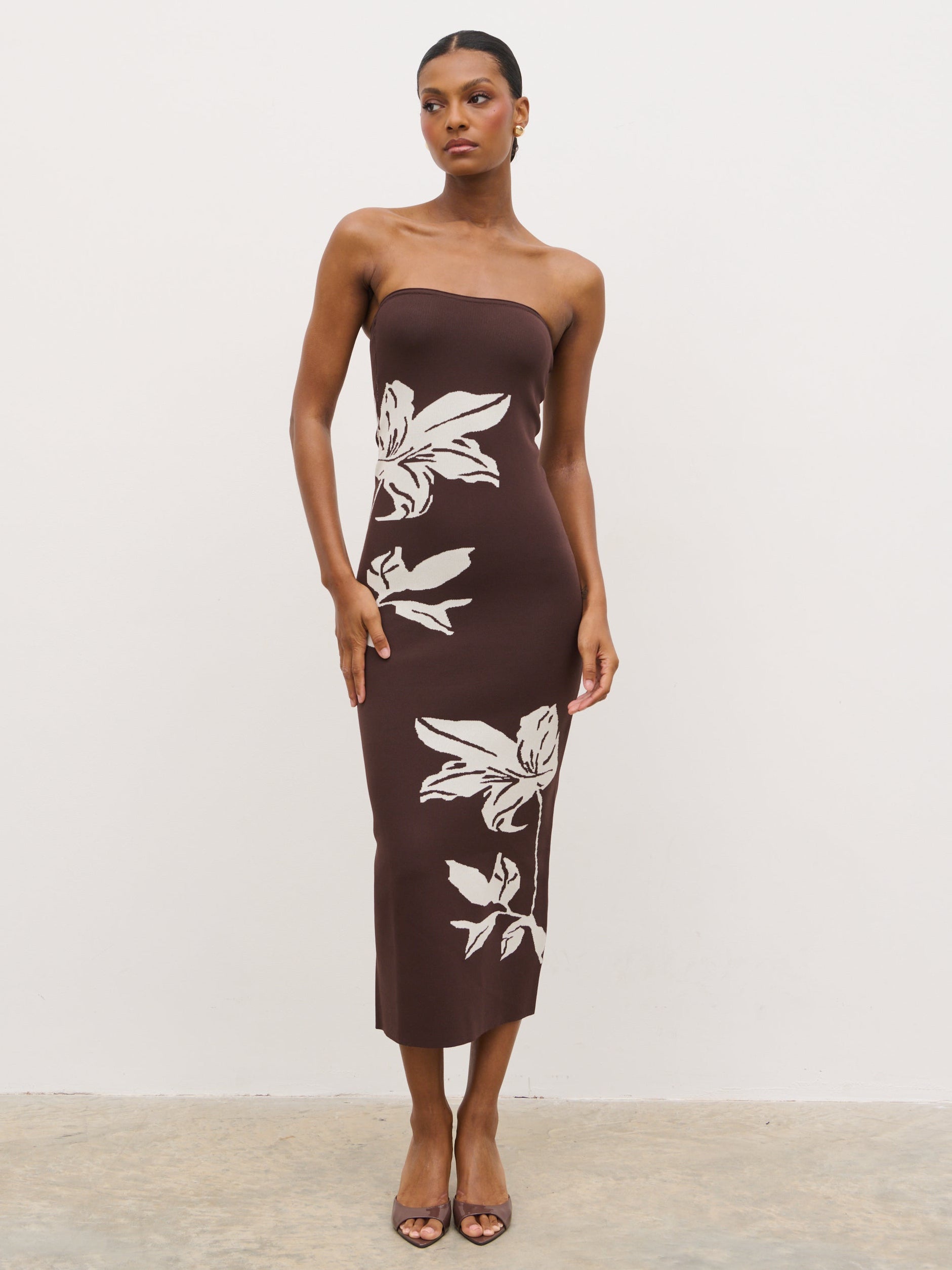 gold jacquard bandeau curve hem bodycon dress PrettyLittleThing | Dresses | Gold Jacquard Bandea Curve Hem Bodycon