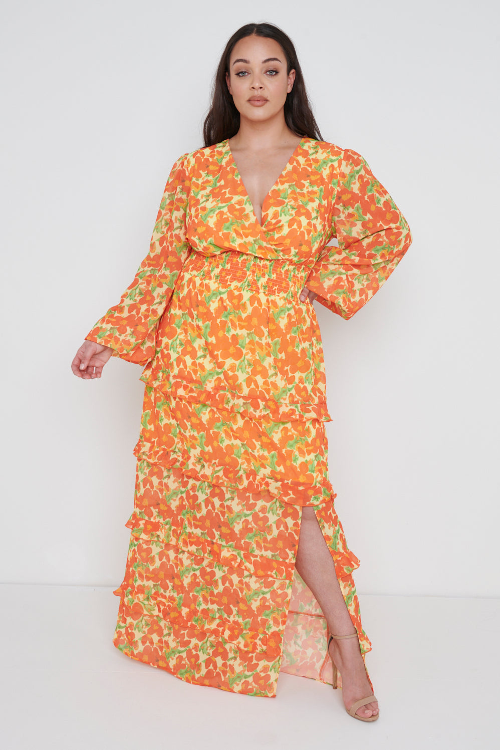 Robe longue à taille froncée Rochelle Curve - Floral orange et jaune