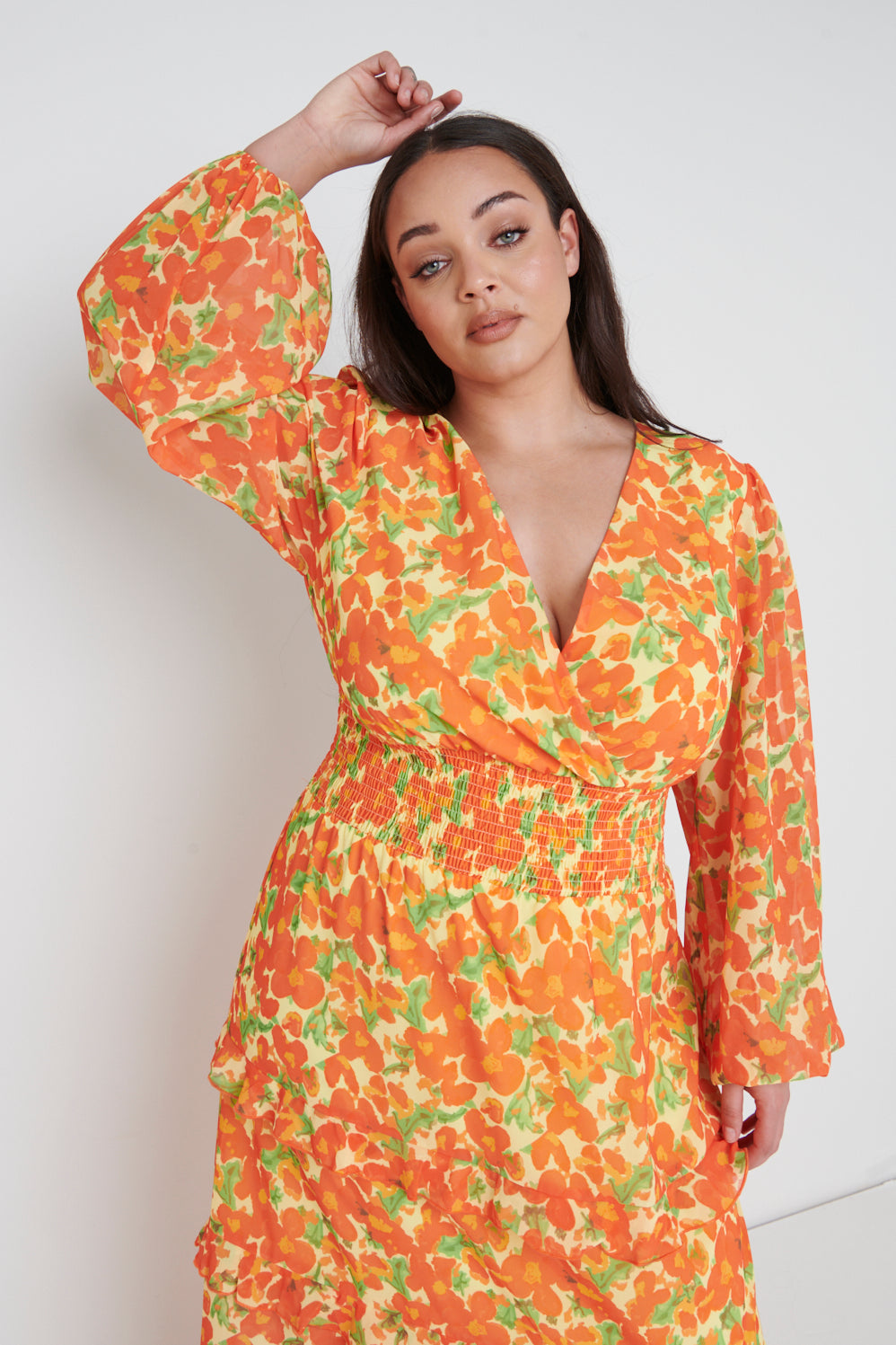 Robe longue à taille froncée Rochelle Curve - Floral orange et jaune