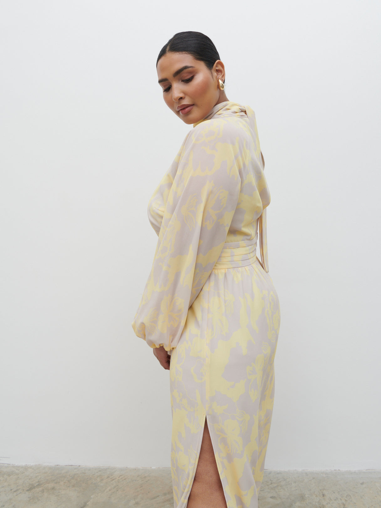 Steph Keyhole Maxi Dress Curve - Lemon and Beige Floral – Pretty Lavish