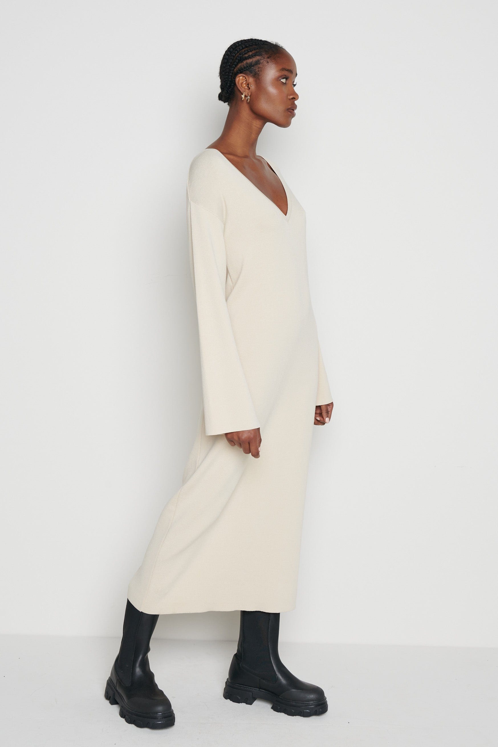 Abriana V-Neck Knit Dress - Beige – Pretty Lavish