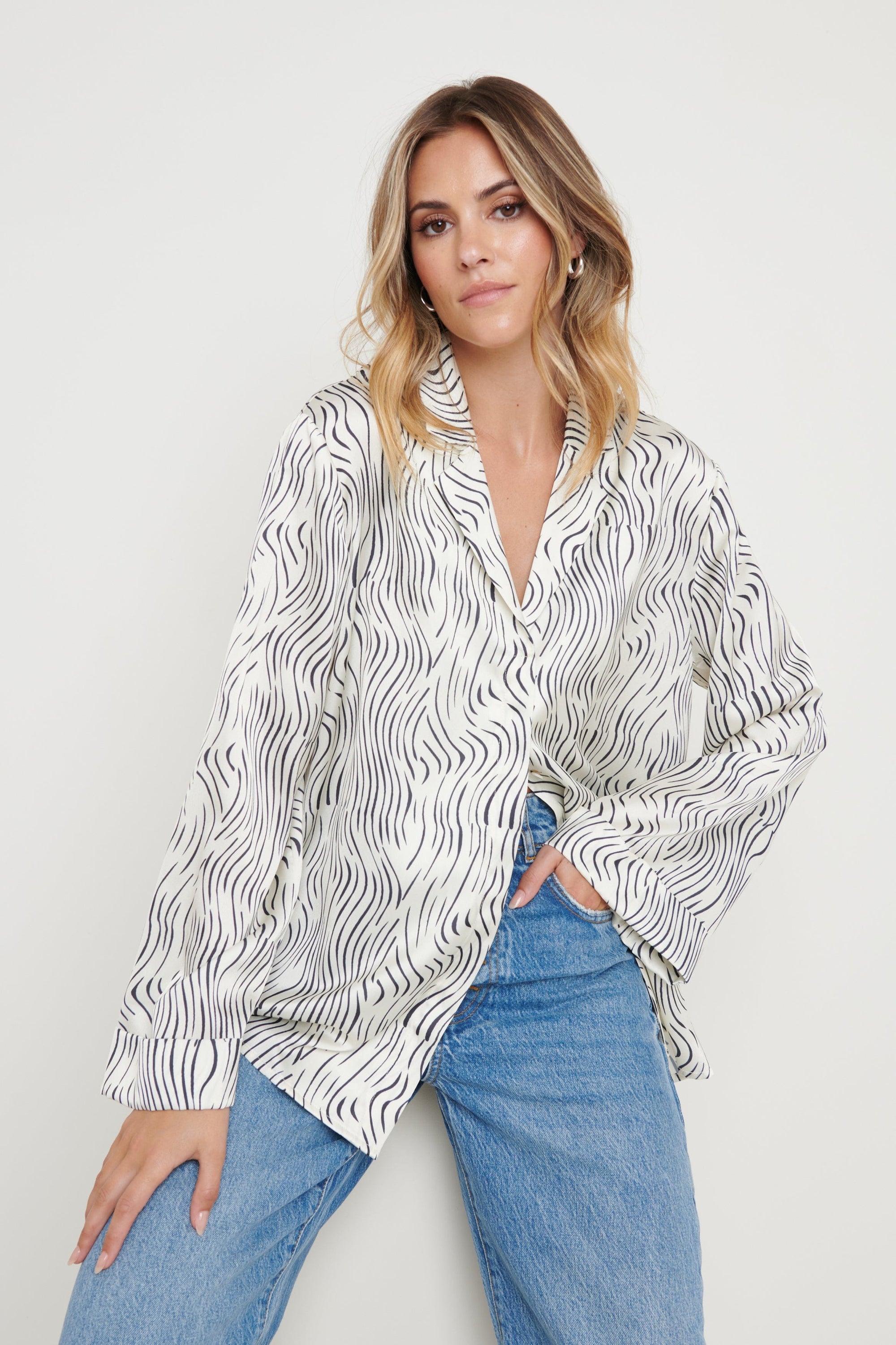 Hailee Relaxed Blouse - Abstract Wave – Pretty Lavish